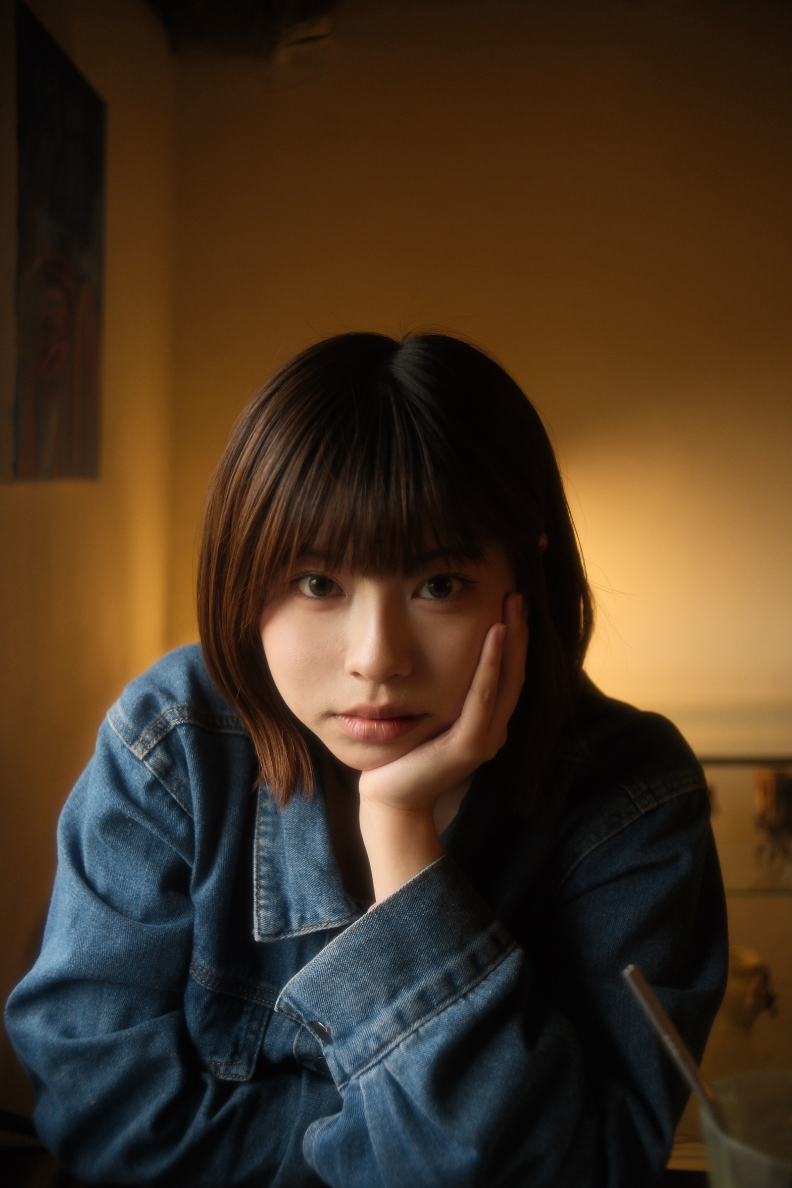 暖色室內光線中的人像