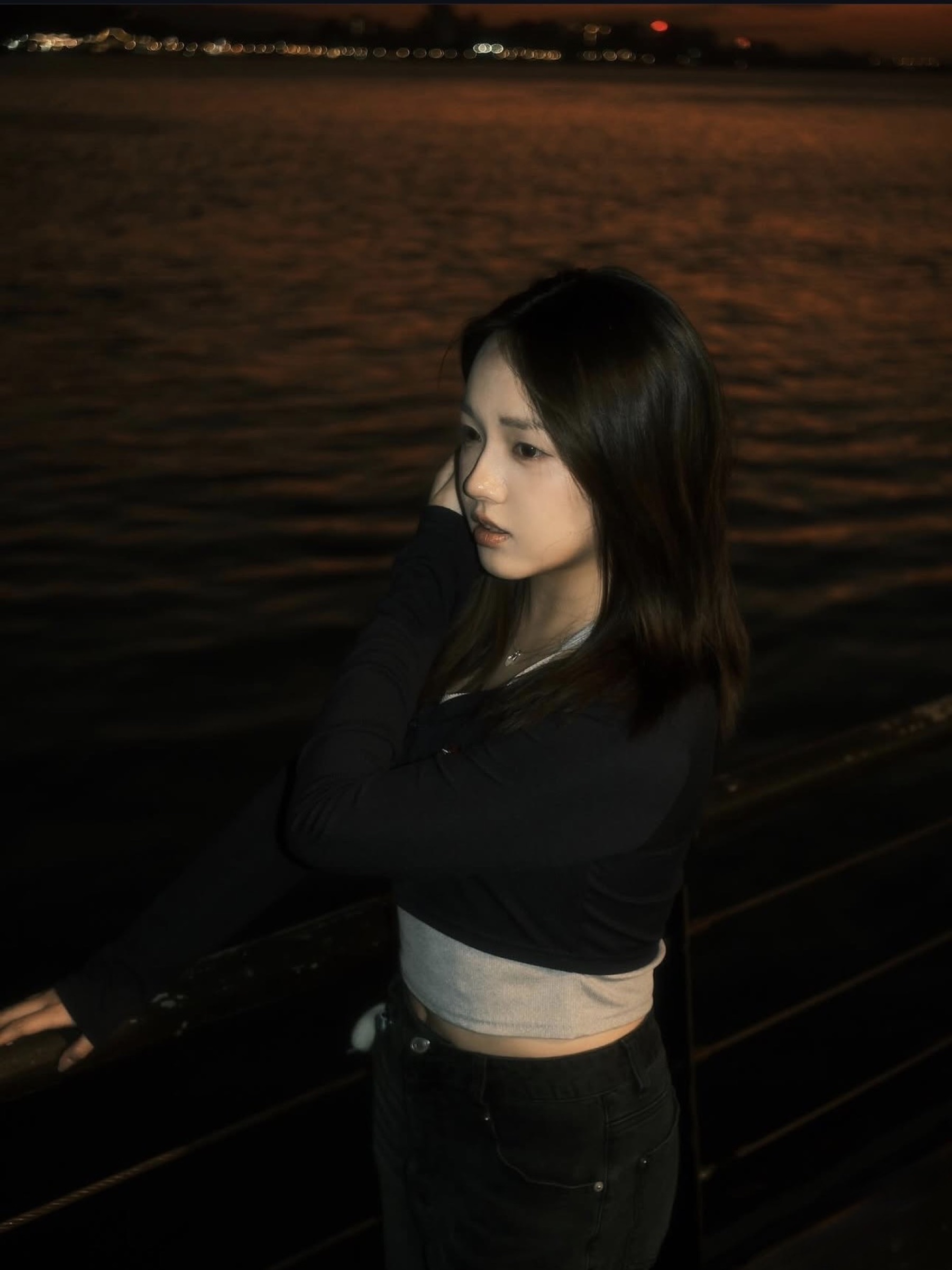 夜色水面旁的人像