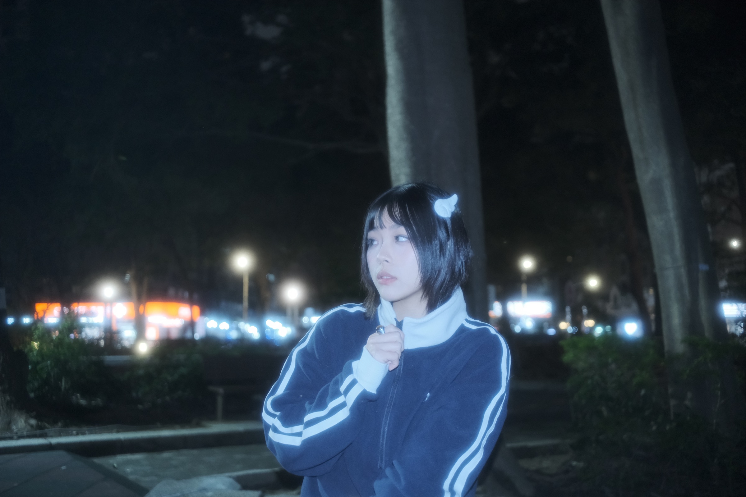 冷色街燈下的夜間人像