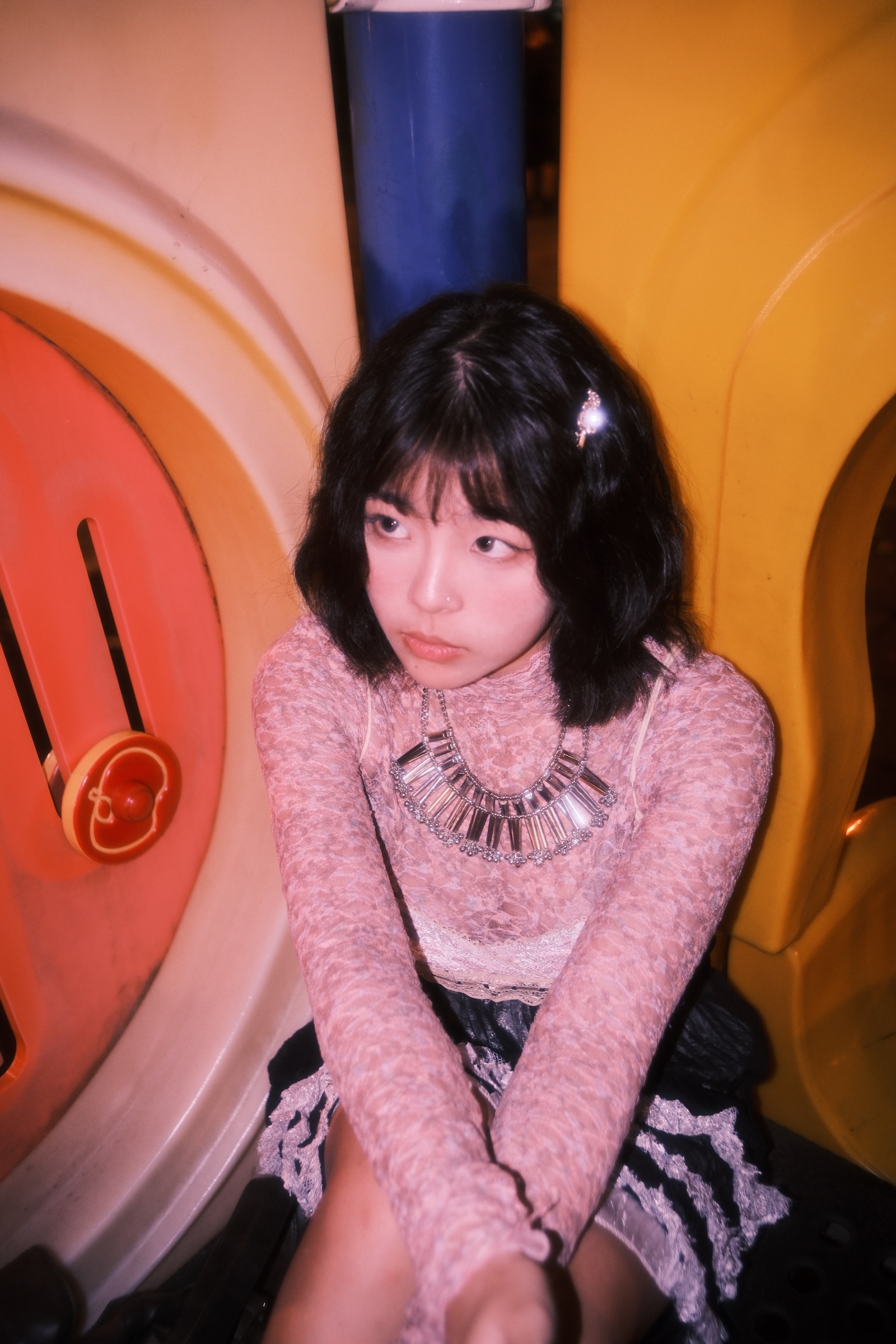 遊樂場中的彩色閃光人像