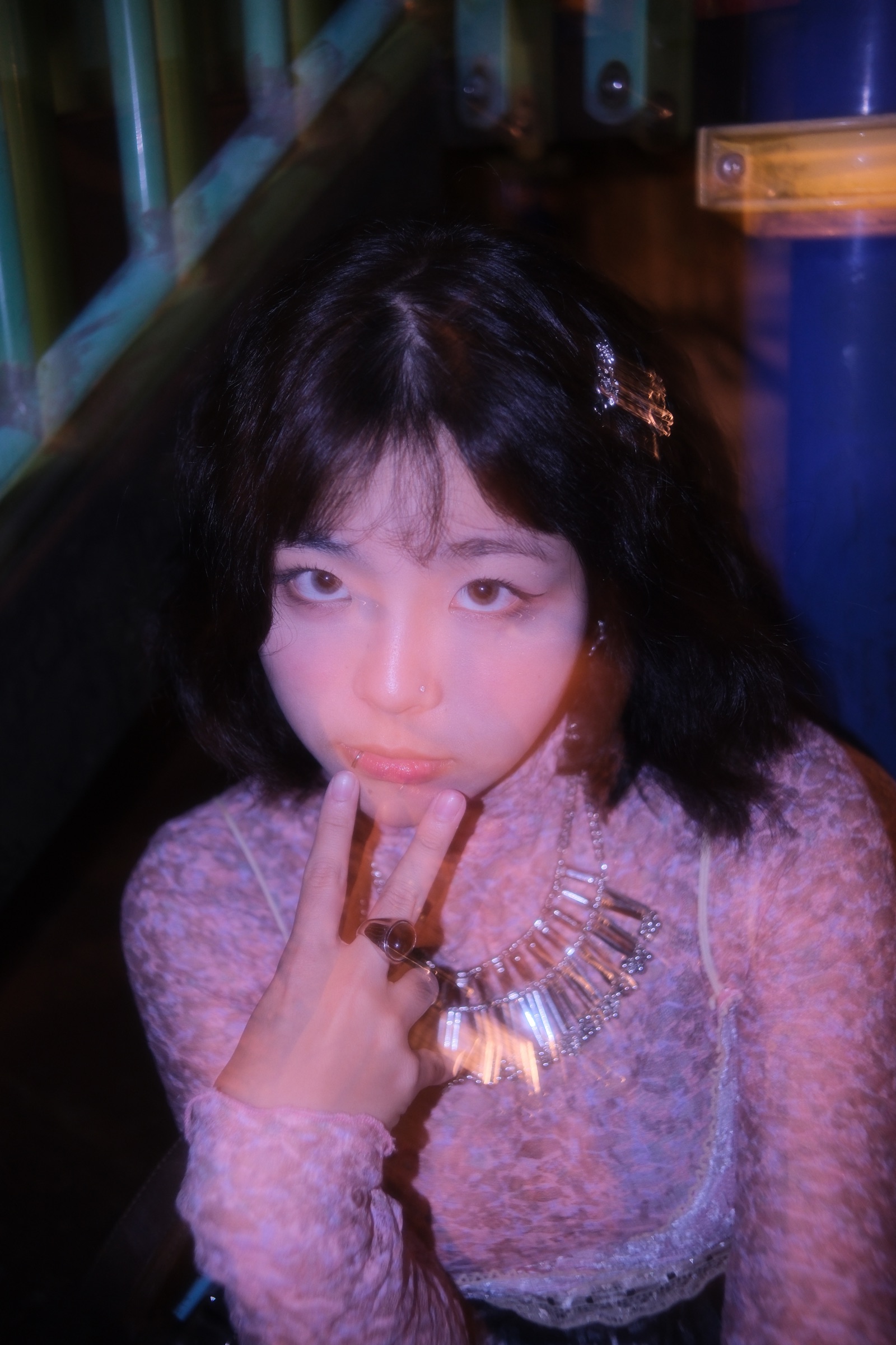 彩色燈光中的直幅人像